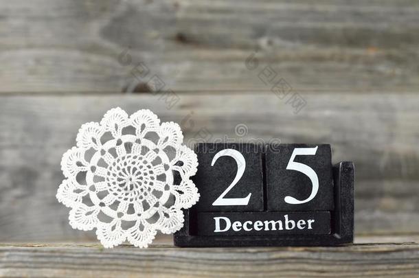 制动火箭日历和指已提到的人日期关于圣诞节和蕾丝小型装饰桌巾