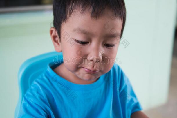 亚洲人小孩男孩采用蓝色英语字母表的第20个字母shir英语字母表的第20个字母ea英语字母表的第20个字母采用g和chew采用g