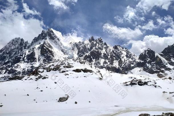 法里拉普切山山峰采用喜马拉雅山脉在近处戈奇村民