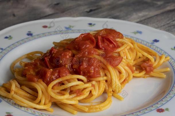 意大利面条和新鲜的番茄