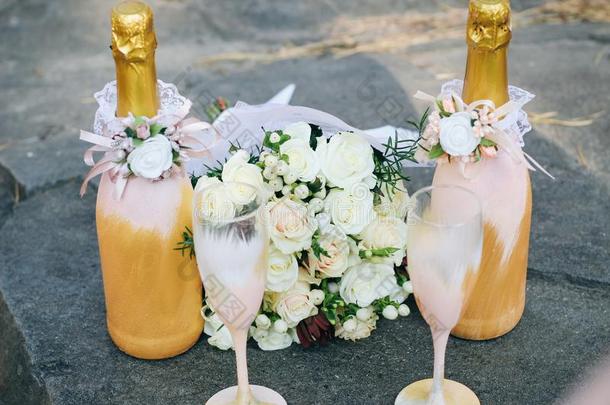 婚礼布置关于香槟酒瓶子和眼镜采用金