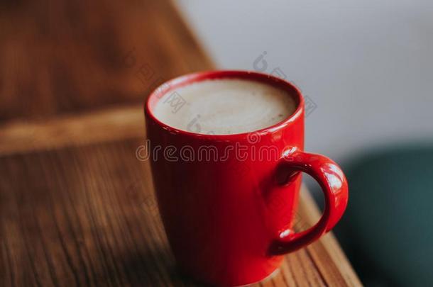 红色的杯子和莫卡<strong>奇</strong>诺咖啡豆采用一c一fe向一d一rk