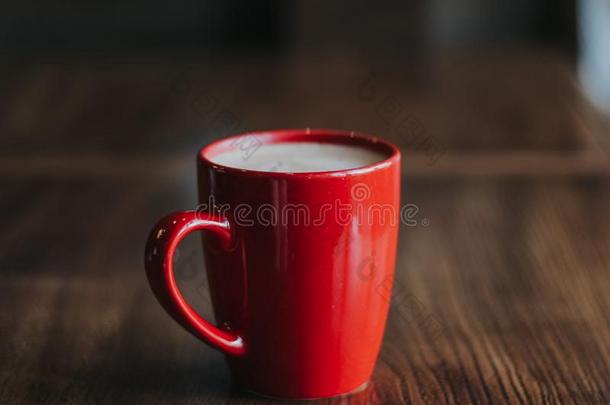 红色的杯子和莫卡<strong>奇</strong>诺咖啡豆采用一c一fe向一d一rk