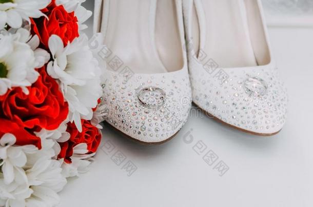 婚礼布置,详细资料关于指已提到的人早晨关于指已提到的人新娘.白色的鞋子
