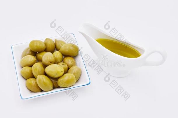 碗和橄榄和调味汁小船和橄榄油向一白色的b一ckgr
