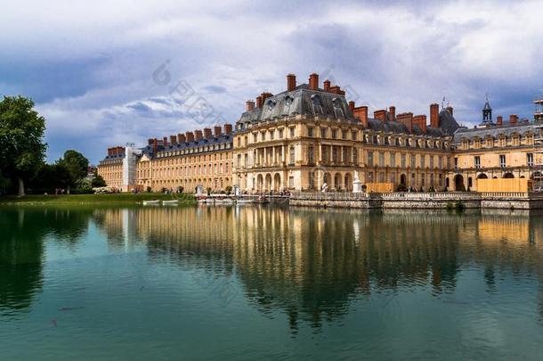 指已提到的人挑剔池塘和亭关于城堡demand需要枫丹白露.巴黎,英语字母表的第6个字母