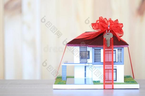 真的财产和赠品新的家观念,模型房屋和红色的利波