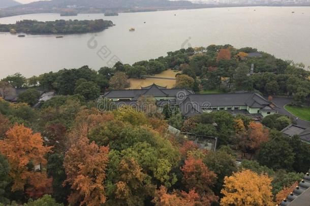 雷峰塔在下面指已提到的人秋湖岛