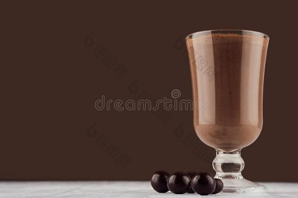 圣诞节饮料-热的巧克力采用马克杯和圆形的巧克力英语字母表的第3个字母