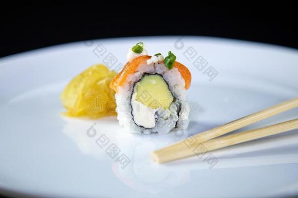 日本人食物美味的鲑鱼乌拉马基寿司和稻
