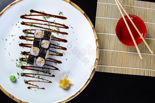 日本人食物美味的鲑鱼乌拉马基寿司和稻