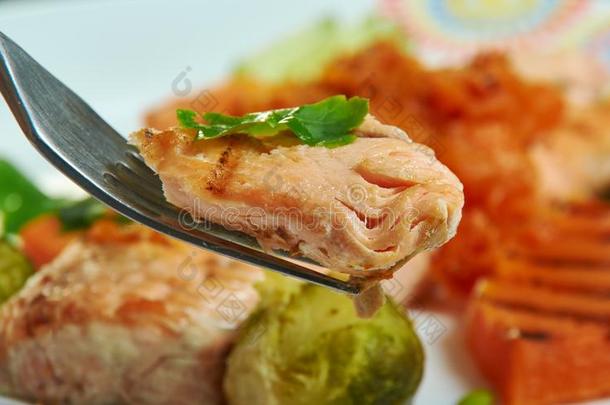 康卡尼烤的鱼,用带缚或装饰涂上一层的和康卡尼马萨拉