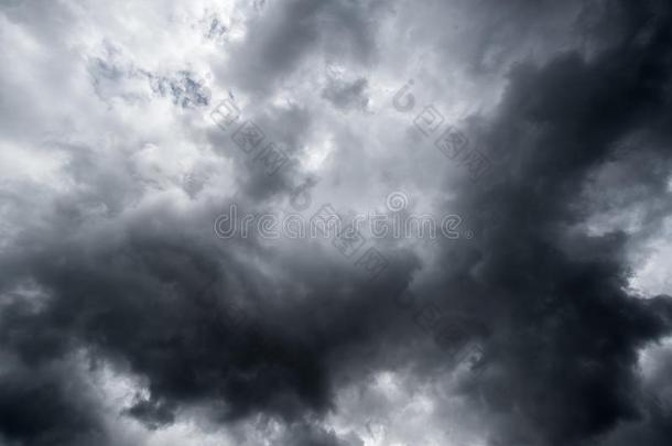 黑<strong>暗</strong>的暴风雨云和背景,黑<strong>暗</strong>的云在之前一雷声-英文字母表的第19个字母