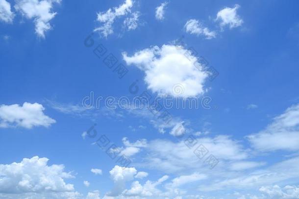 清楚的蓝色天背景,云和背景