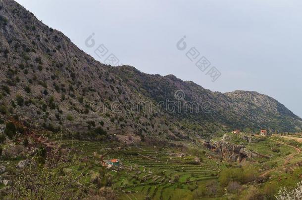 震耳欲聋山峡污水池,地质的奇妙的,采用登上黎巴嫩