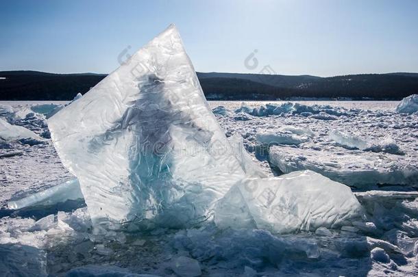 一巨<strong>大</strong>的<strong>冰块</strong>冷冻的进入中湖贝加尔湖,在的后面哪一个一m一nst一