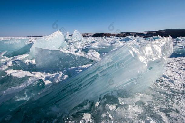 巨大的破碎的一件关于冰冷冻的进入中指已提到的人冰关于湖贝加尔湖glider滑翔机