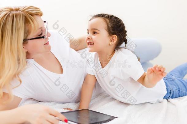 母亲和婴儿是有样子的向<strong>比赛</strong>和<strong>阅读</strong>碑计算机向