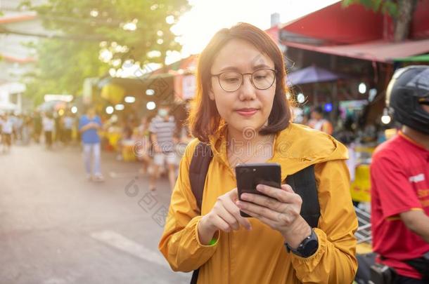 肖像美丽的亚洲人女人台向拿住智能手机采用指已提到的人