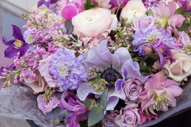 粉红色的紫色的蓝色婚礼花束在旁边花商和不同的流动