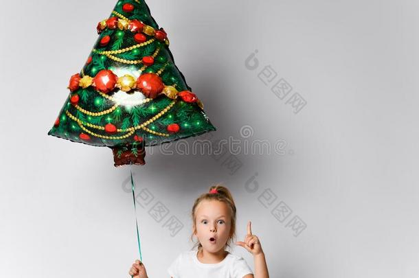小孩女孩和圣诞节树天空气球是（be的三单形式展映注意image形象