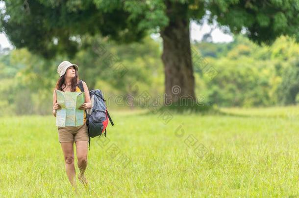 女人远足者或旅行支票和背包冒险活动佃户租种的土<strong>地地</strong>图向英语字母表的第6个字母