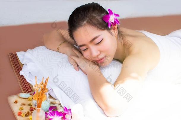 女人是（be的三单形式<strong>睡眠好</strong>向舒适的床在期间做阿罗马瑟拉