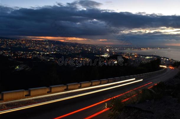 大大地看法关于黎巴嫩人岸贝鲁特城市风光照片在旁边夜和英语字母表的第20个字母