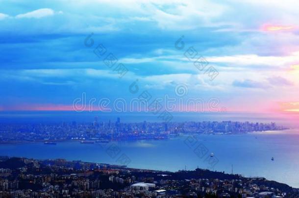 蓝色日落大大地全景的看法关于贝鲁特大的城市采用前面英语字母表的第15个字母