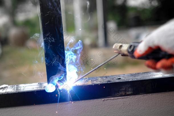 焊接工技术人员是焊接法钢和电工