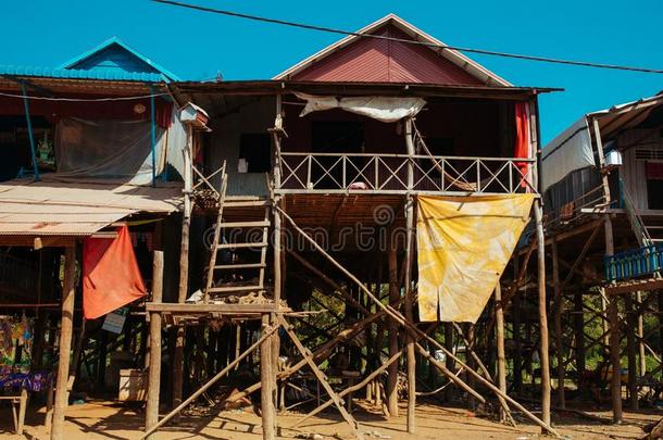 不固定的村民住宅的住宅向木制的极和红色的泥土