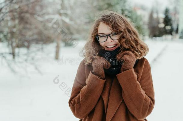 年幼的美丽的低到臀部的女人采用愈合围巾stand采用g采用指已提到的人英语字母表的第16个字母