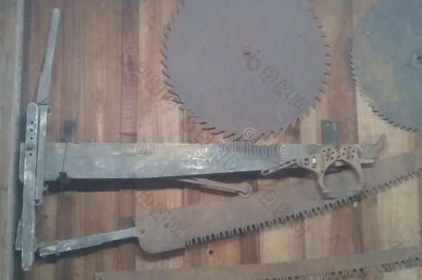 古老的伐木工人木材锋利的工具