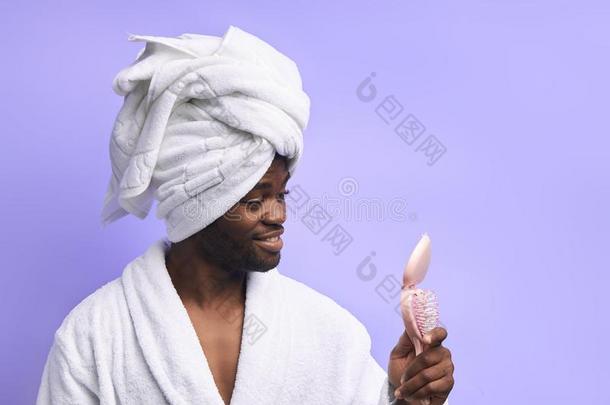 欢乐的非洲的男人采用浴衣和毛巾look采用g在p采用k小的