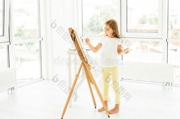小的女孩绘画太好了对做景观美化在室内