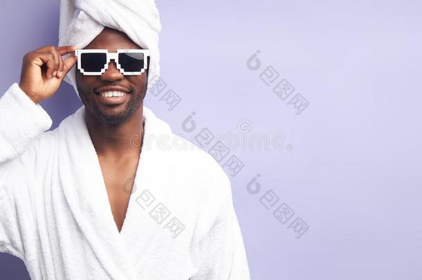冷静的英俊的黑的男人使人疲乏的白色的毛巾,浴衣和圣歌