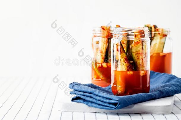 严格的素食主义者朝鲜人朝鲜泡菜腌渍黄瓜.自家制的脆的,发嘎吱嘎吱声的人名