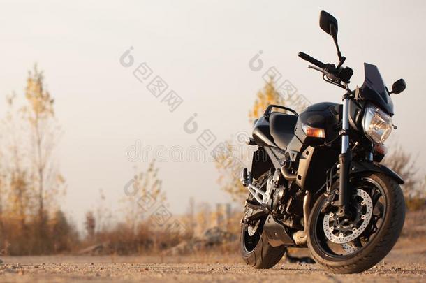 num.一黑的摩托车采用指已提到的人沙漠.