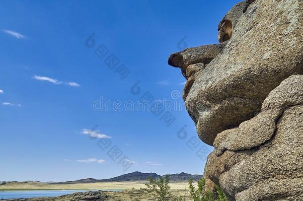 美丽的全景的夏干草原风景关于<strong>石头山</strong>