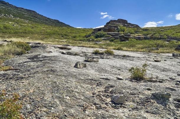 美丽的全景的夏干草原风景关于<strong>石头山</strong>