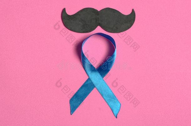 髭和蓝色带向粉红色的隔离的背景,实习生