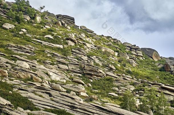 美丽的风景关于干草原和石头山一起指已提到的人路