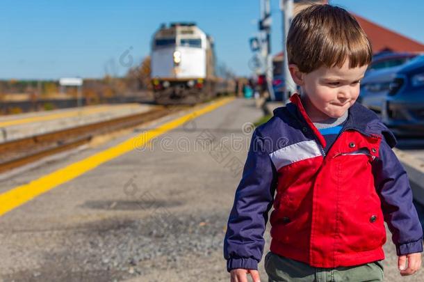 小的男孩蹒跚行走的人错过他的火车