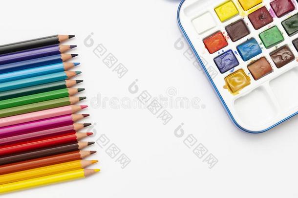 颜色<strong>铅笔</strong>和水<strong>彩绘</strong>画颜料,隔离的向一白色的b一ckgro