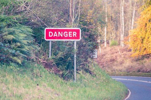 警告符号向指已提到的人路-危险向指已提到的人乡下的路