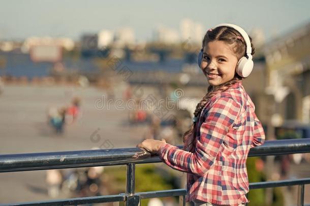音乐到处你走.小孩倾听音乐在户外现代的上端