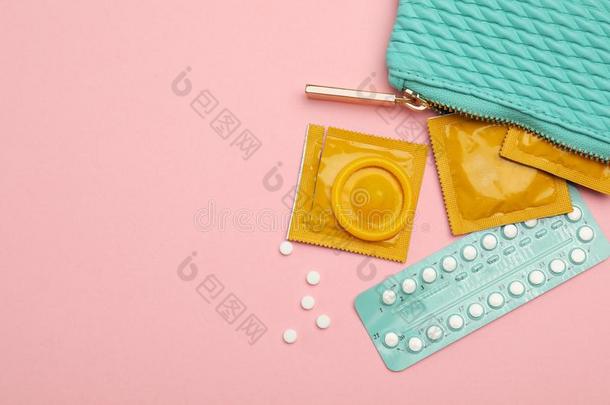 避孕套和出生控制药丸采用钱包向背景,顶看法