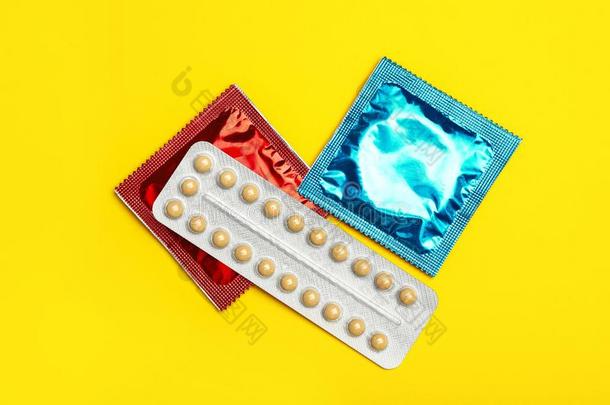 避孕套和出生控制药丸向背景,平的放置.安全的Sweden瑞典