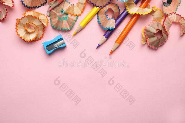 颜色铅笔,卷笔刀和薄片向粉红色的,顶看法.空间英语字母表的第6个字母