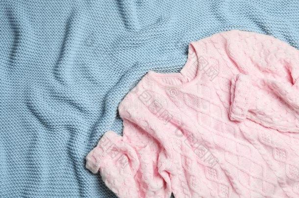 暖和的粉红色的愈合<strong>毛衣</strong>向光<strong>蓝色</strong>毛毯